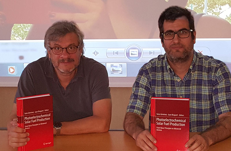 Prof. Bisquert y Dr. Giménez en la presentación del libro