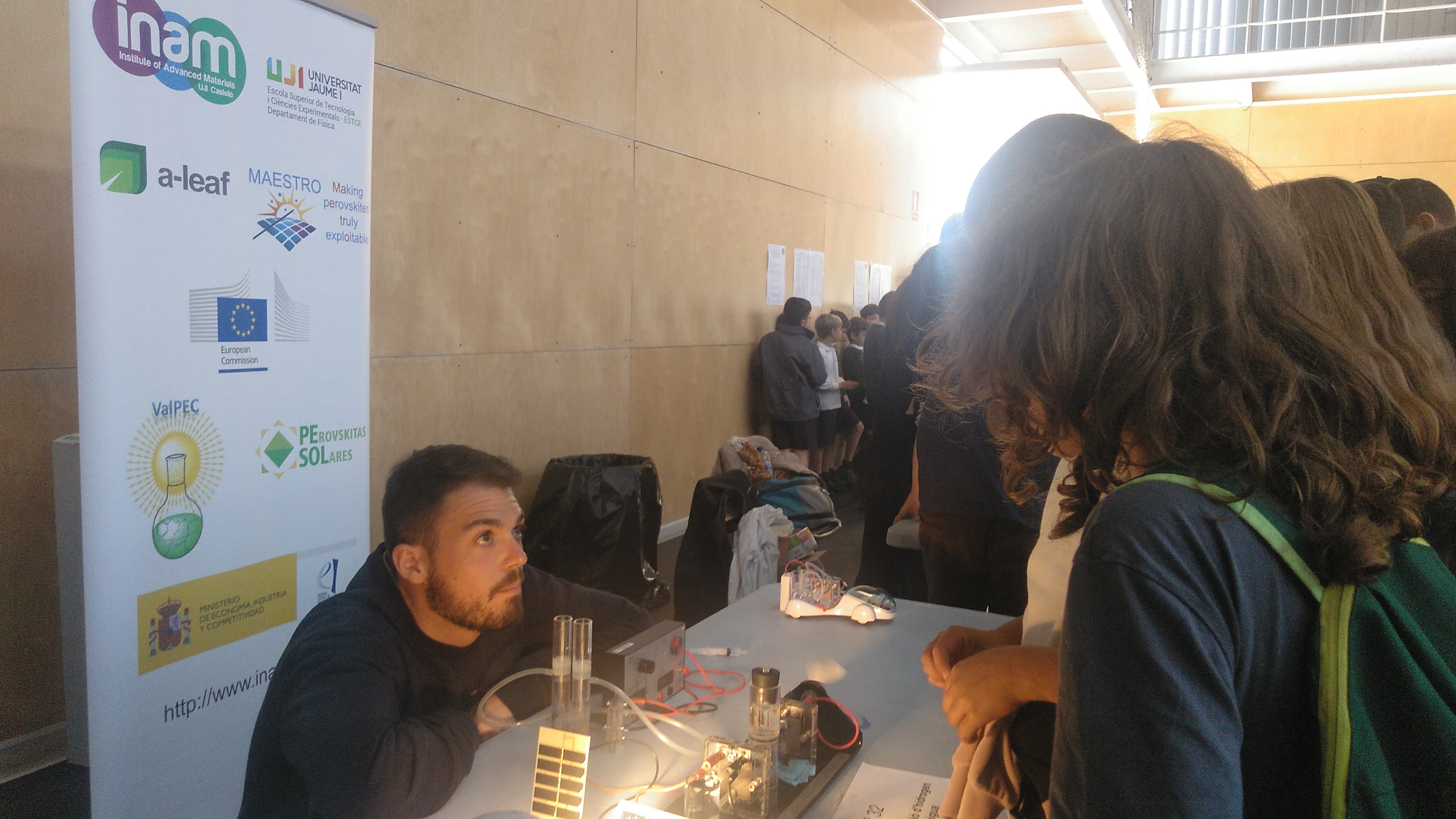 Los escolares mostraron gran interés por los dispositivos disponibles en el taller de INAM